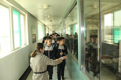 海川中学研学营走进青啤梦工厂与水资源专用机械设备制造企业 探索工业智慧与绿色未来